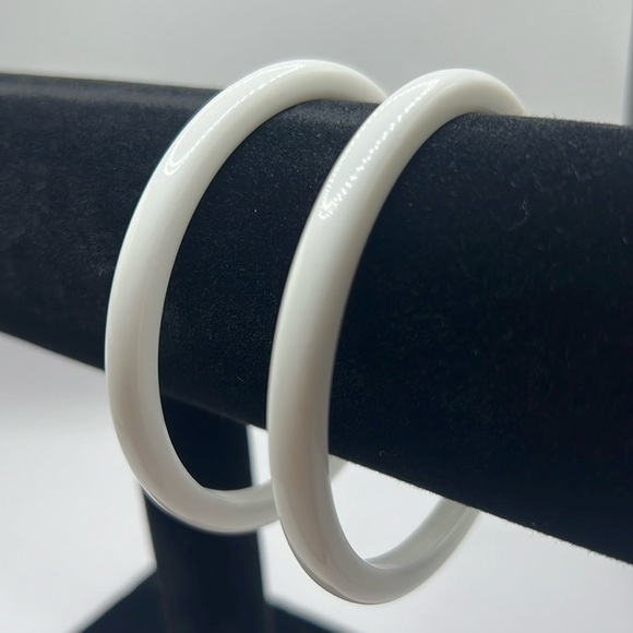 2 PC Set Acrylic White Bangle Bracelet - Picture 5 of 5